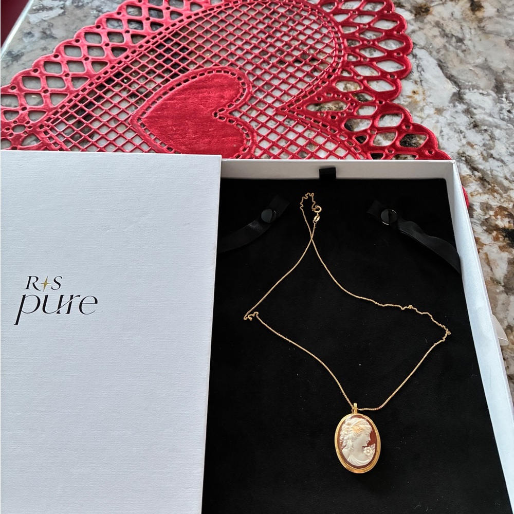 New with box gold 18 k made in Italy carved Cameo broche/pendant w chain - Picture 2 of 11